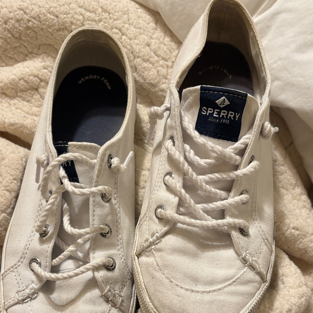 Sperry Women’s Lace Up White Canvas Boat Shoes Sz 7 but seem to fit tight